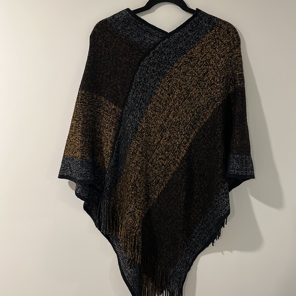 Poncho with snowflake brooch - Picture 3 of 3